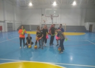 CURSO DE ED. FÍSICA EM SUA AULA PRÁTICA DE BASQUETE 